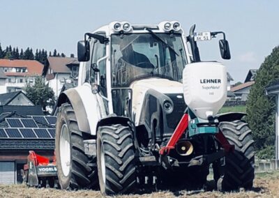 Traktor mit Front Tank
